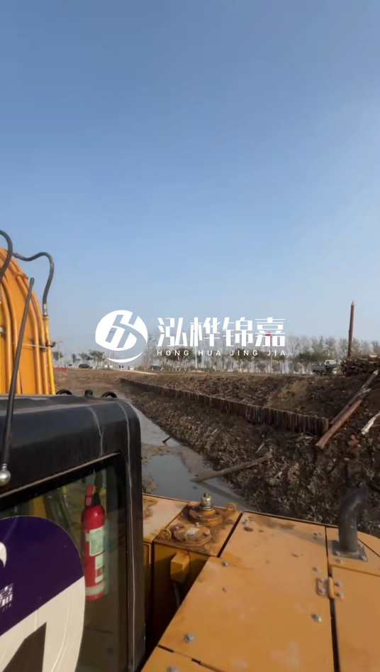 三門峽挖機(jī)打木樁專業(yè)施工-松木樁打樁木價(jià)格含運(yùn)輸成本嗎？